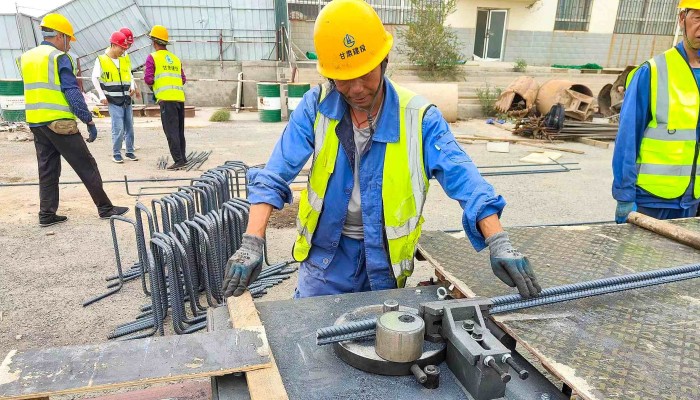 争分夺秒抢工期  道路施工“加速跑” --生态公司酒泉市城区飞天路南段道路及市政管网建设工程加紧建设